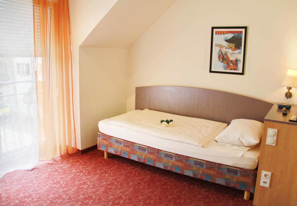 Hotel Gasthof Krone Zusmarshausen Exterior photo