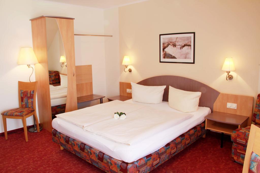 Hotel Gasthof Krone Zusmarshausen Exterior photo
