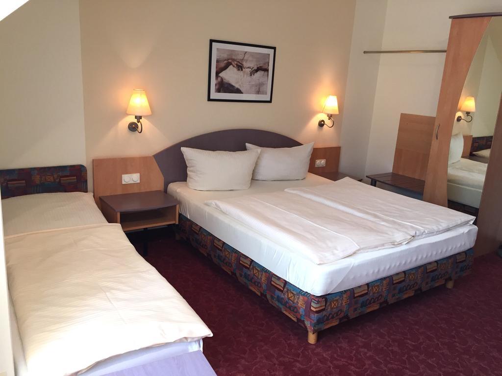 Hotel Gasthof Krone Zusmarshausen Room photo